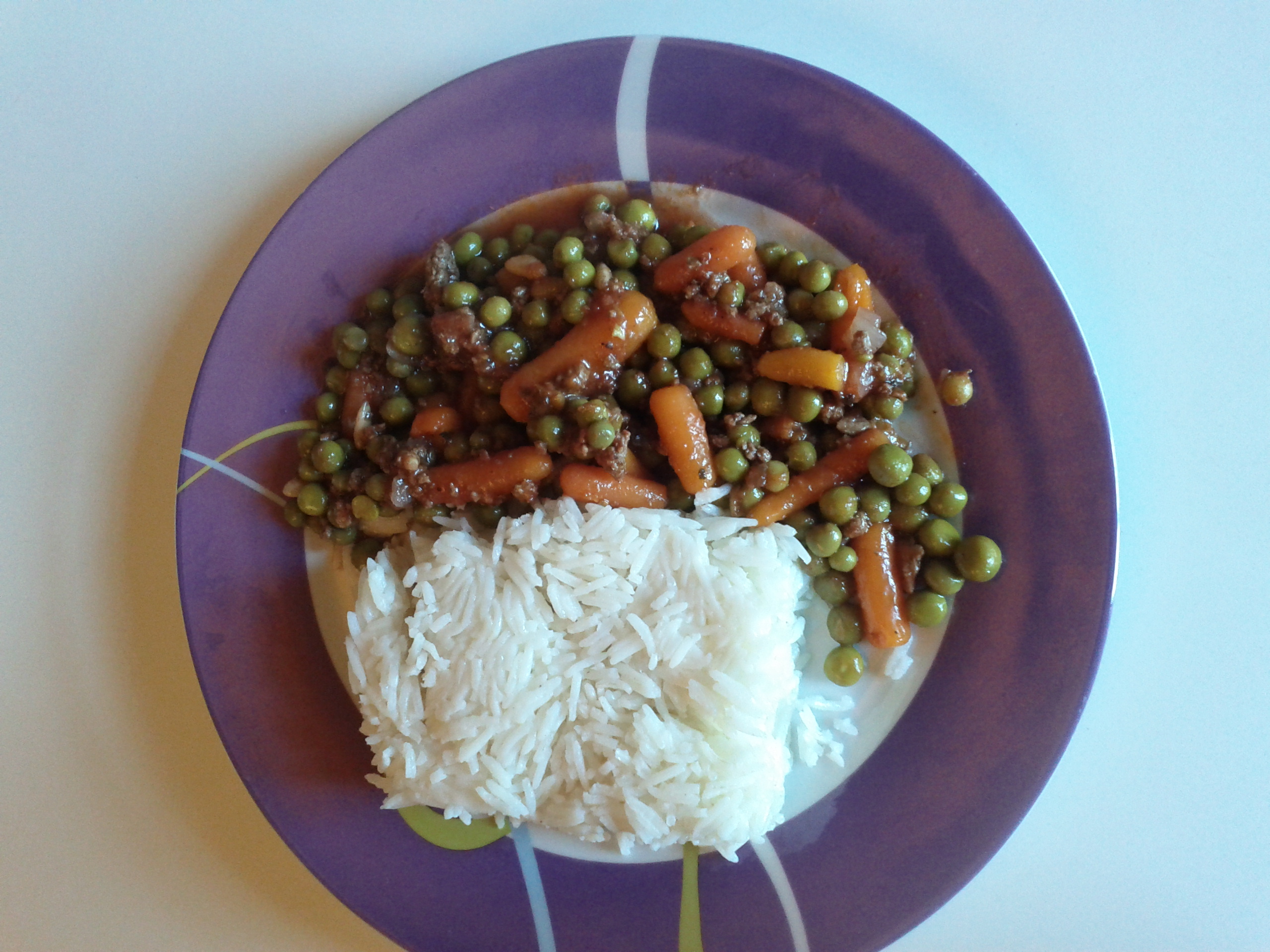 Peas and meat served with rice 