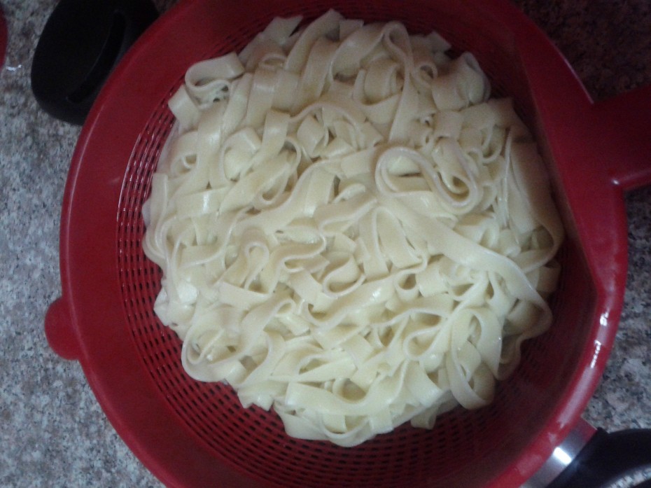 drain water from the tagliatelle pasta